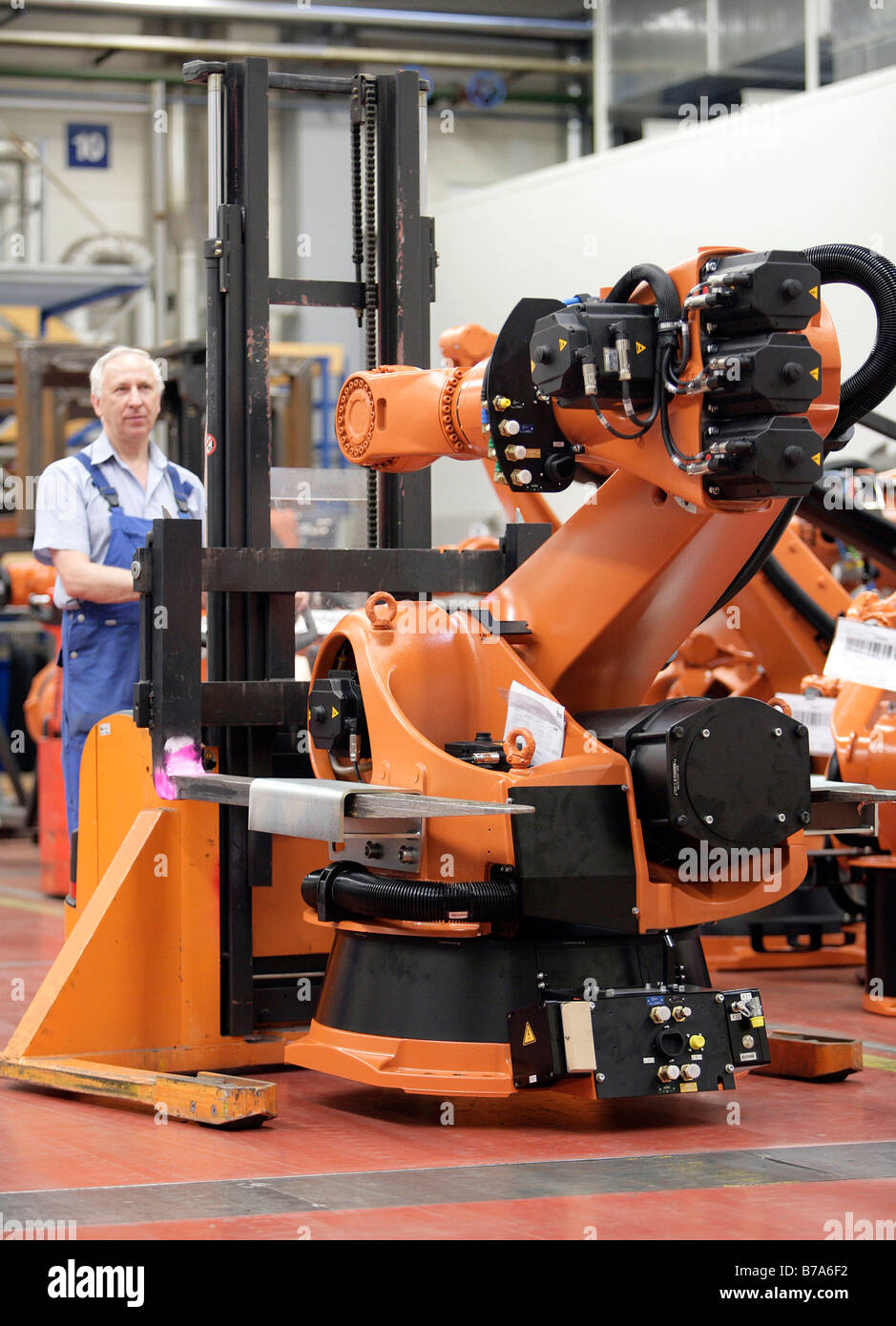 Roboter-Produktion in der KUKA Roboter GmbH, verantwortlich für die Robotik-Abteilung der IWKA AG, Augsburg, Bayern, Deutschland, Stockfoto