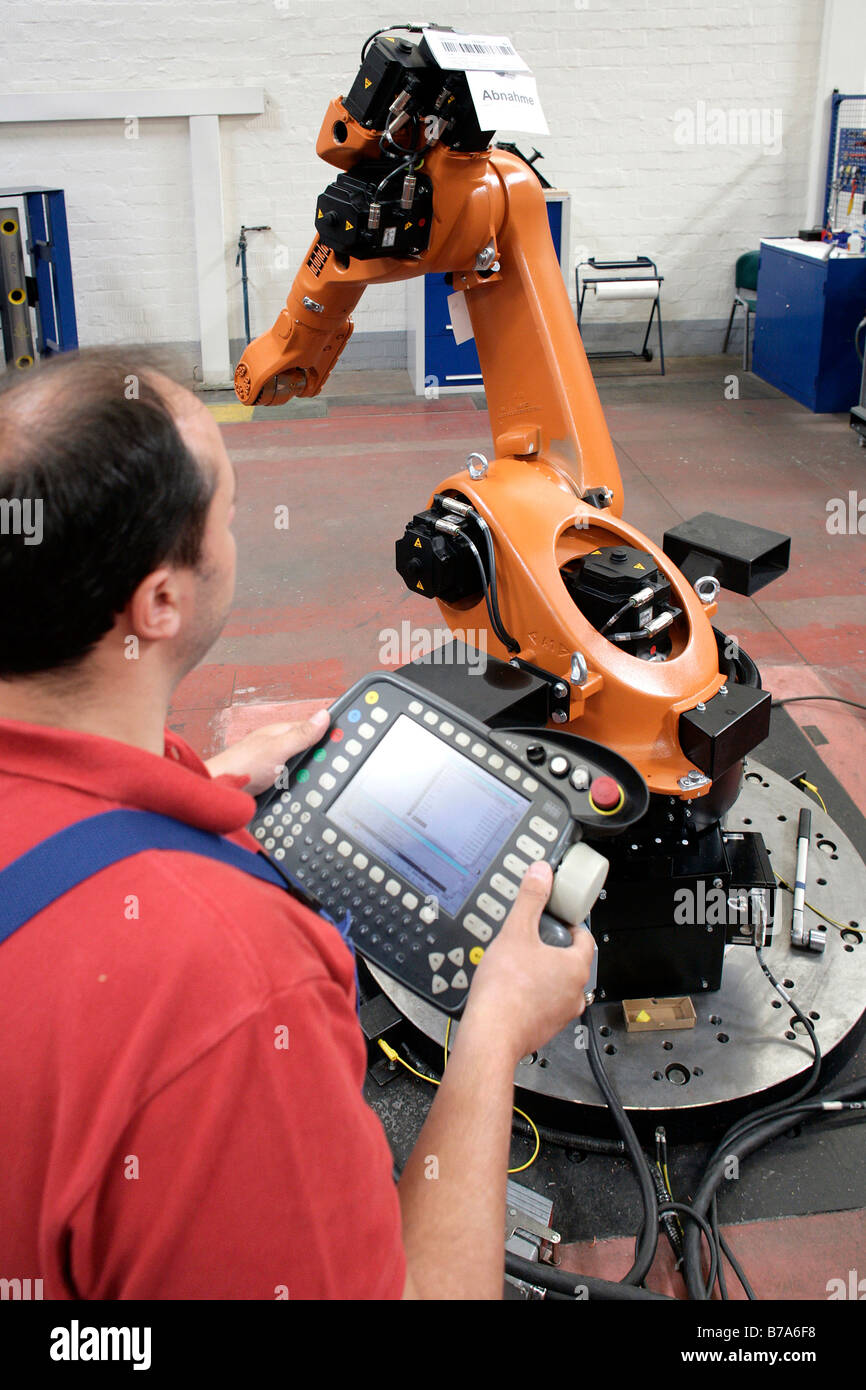 Prüfmaschinen bei der Roboter-Produktion in der KUKA Roboter GmbH, verantwortlich für die Robotik-Abteilung der Mitarbeiter der Stockfoto