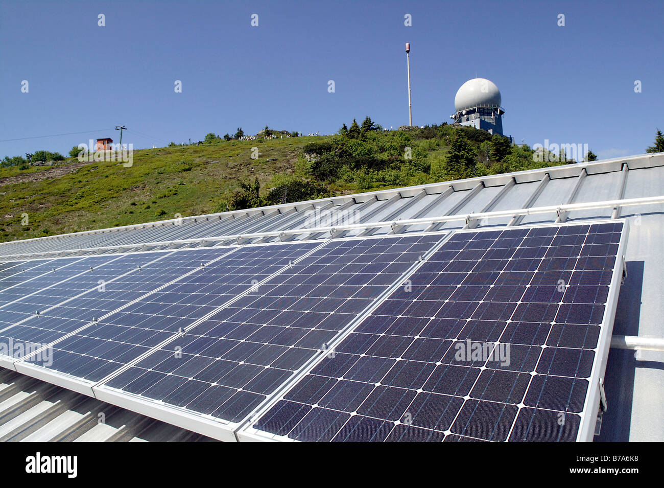 Photovoltaik-Anlage auf dem Dach der Bergstation der Arber-Bergbahn am Mount Grosser Arber in der Nähe von Bayerisch Eis Stockfoto