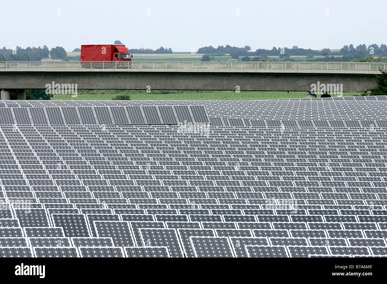 Photovoltaik-Module der derzeit größte Photovoltaik-Anlage der Welt in der Bayerischen Solar Park Mühlhausen, Bayern, Stockfoto