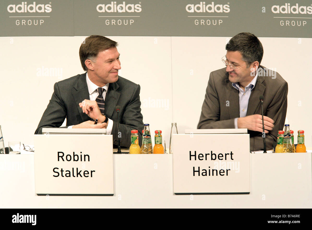 Herbert Hainer, Vorstandsvorsitzender der Adidas AG auf der rechten Seite, Robin Stalker, Vorsitzender der Finanzen der Adidas AG auf der linken Seite ein Stockfoto