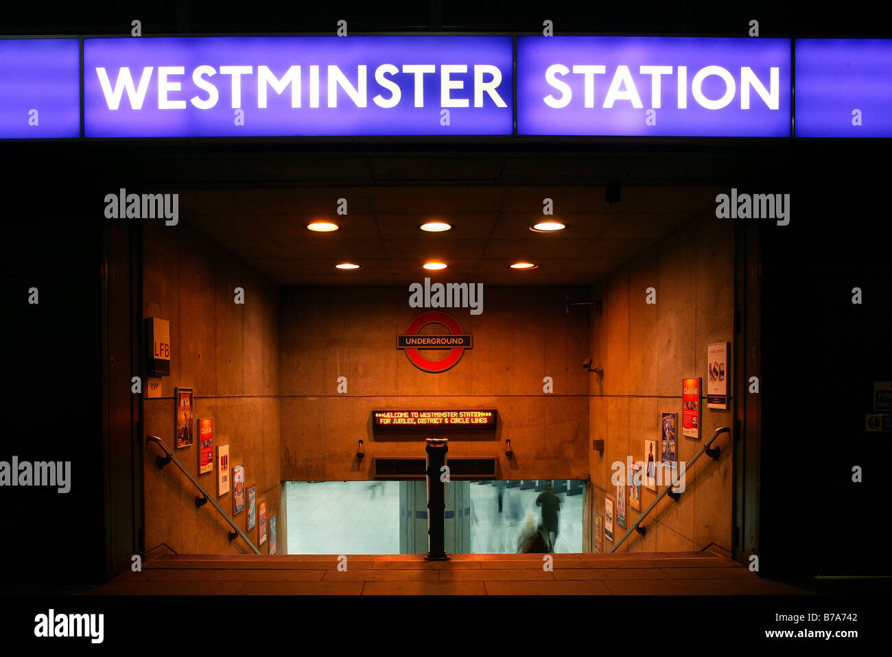 Beleuchteten Eingang zur Westminster u-Bahnstation in der Nacht, London, England, Großbritannien, Europa Stockfoto
