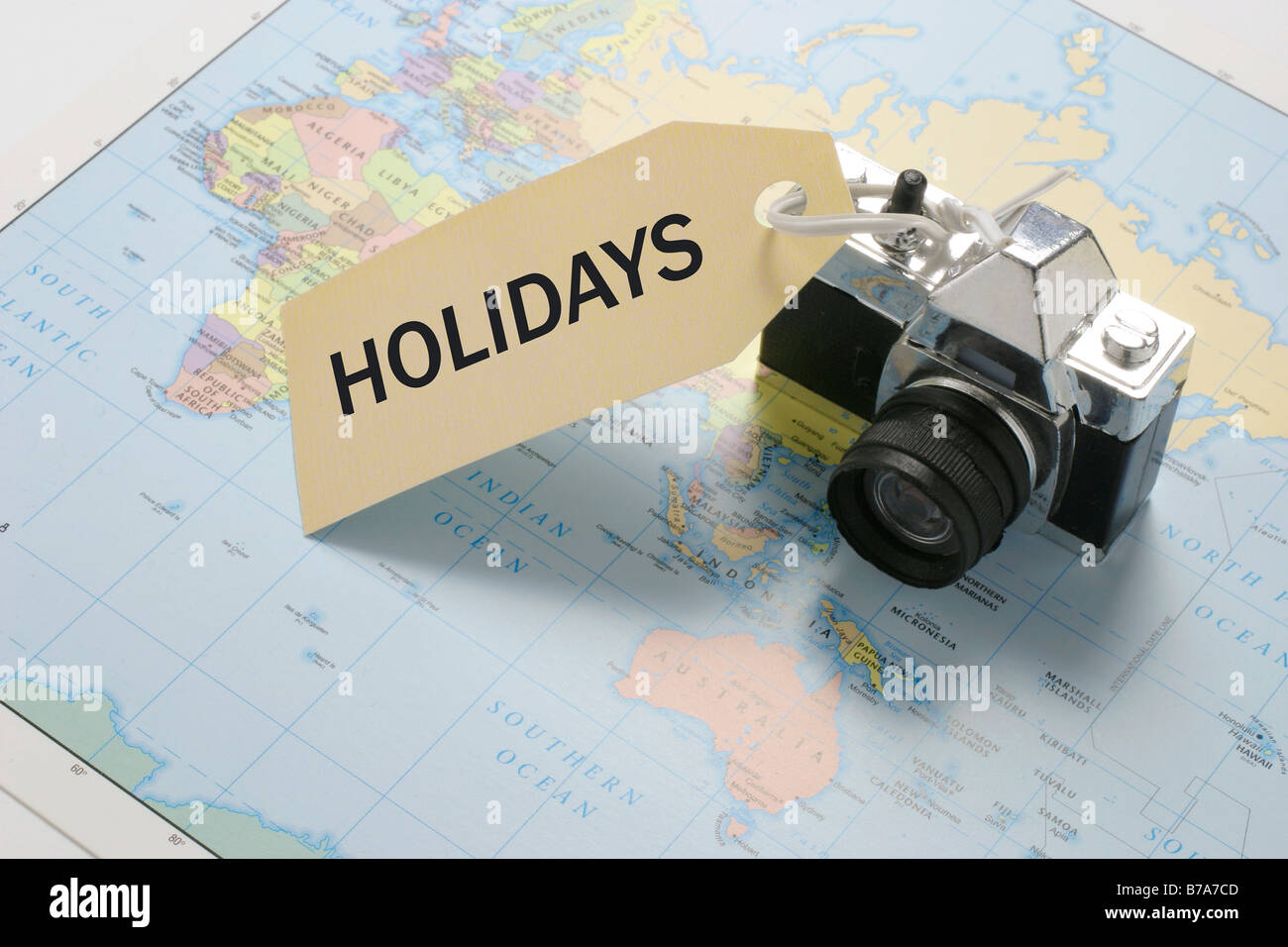 Kamera auf Weltkarte mit Tag "Urlaub" Stockfoto