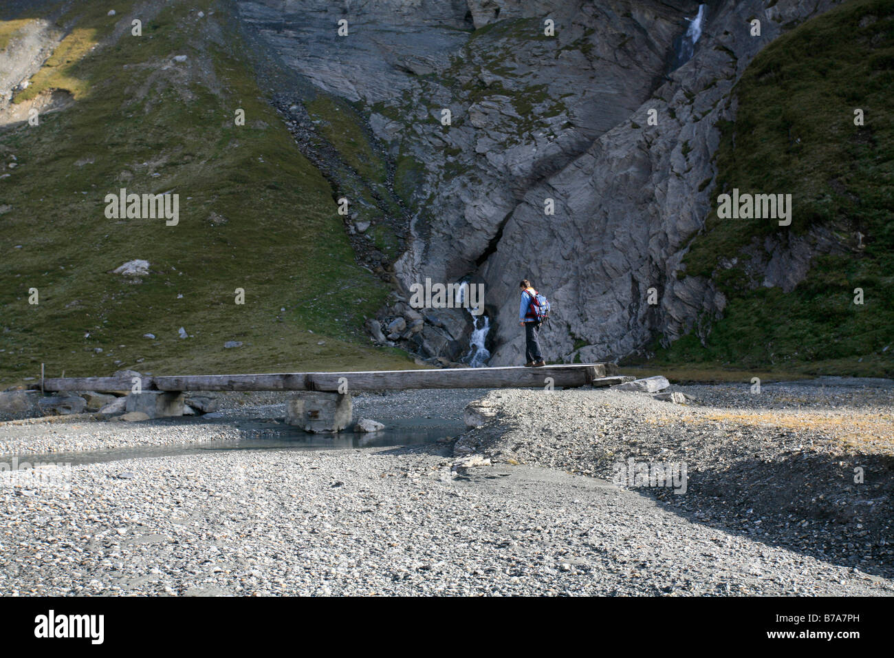 Wanderer in der Flussaue des Segnas, Glarus Schub, Gra, Flims, Swiss Tectonic Arena Sardona, UNESCO-Weltnaturerbe Stockfoto