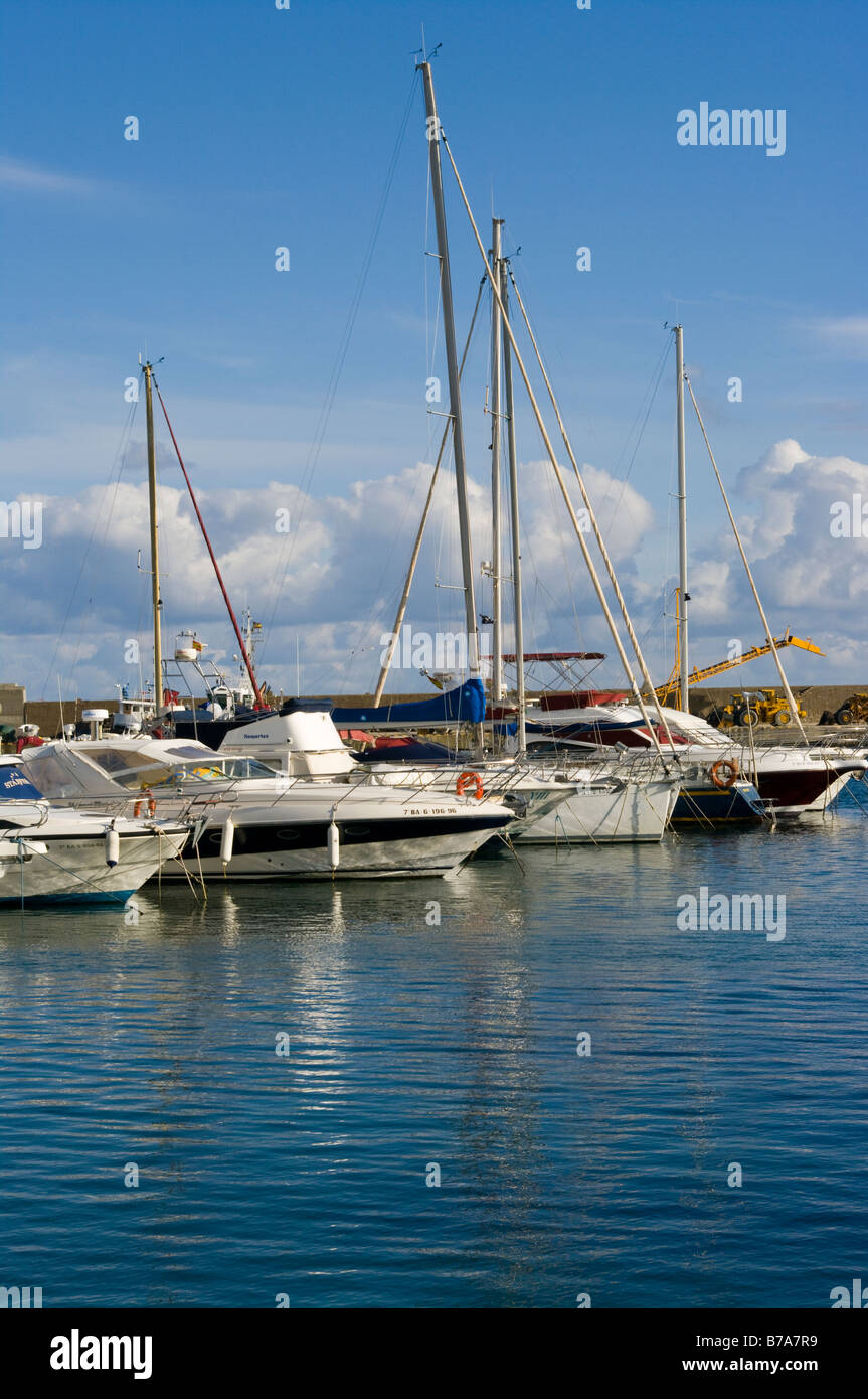 Segelyachten und Motor Boote vertäut am Garrucha Hafen Marina Puerto Deportivo de Garrucha Almeria Spanien Stockfoto