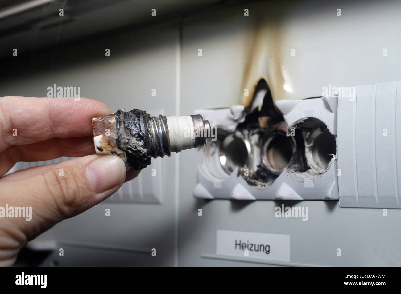 Schwelenden Sicherung im elektrischen Anschluss im Einfamilienhaus, Deutschland, Europa Stockfoto