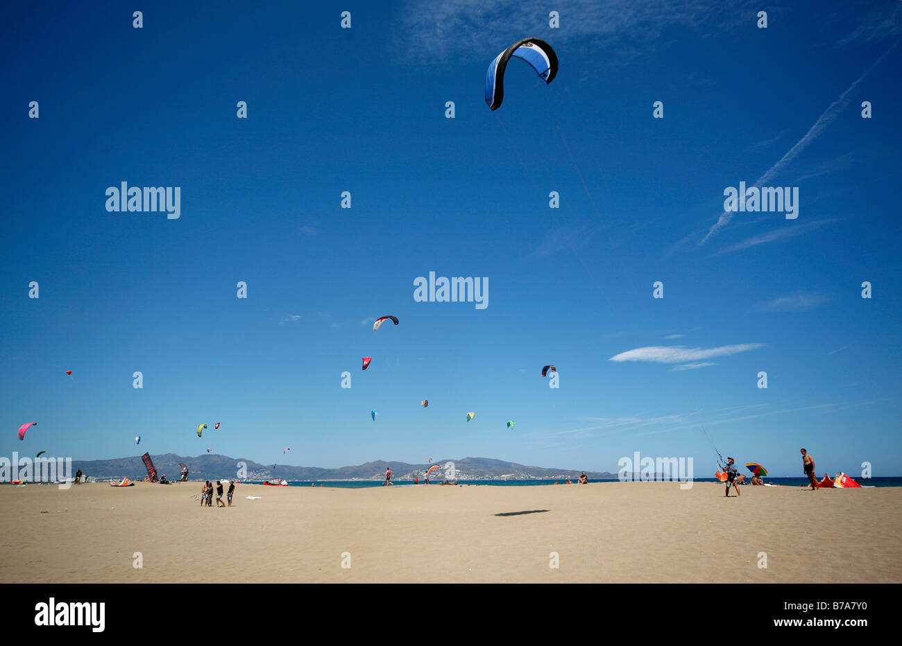 Kitedurfer Taiji am Strand von Empuriabrava, Costa Brava, Katalonien, Mittelmeer, Spanien, Europa Stockfoto