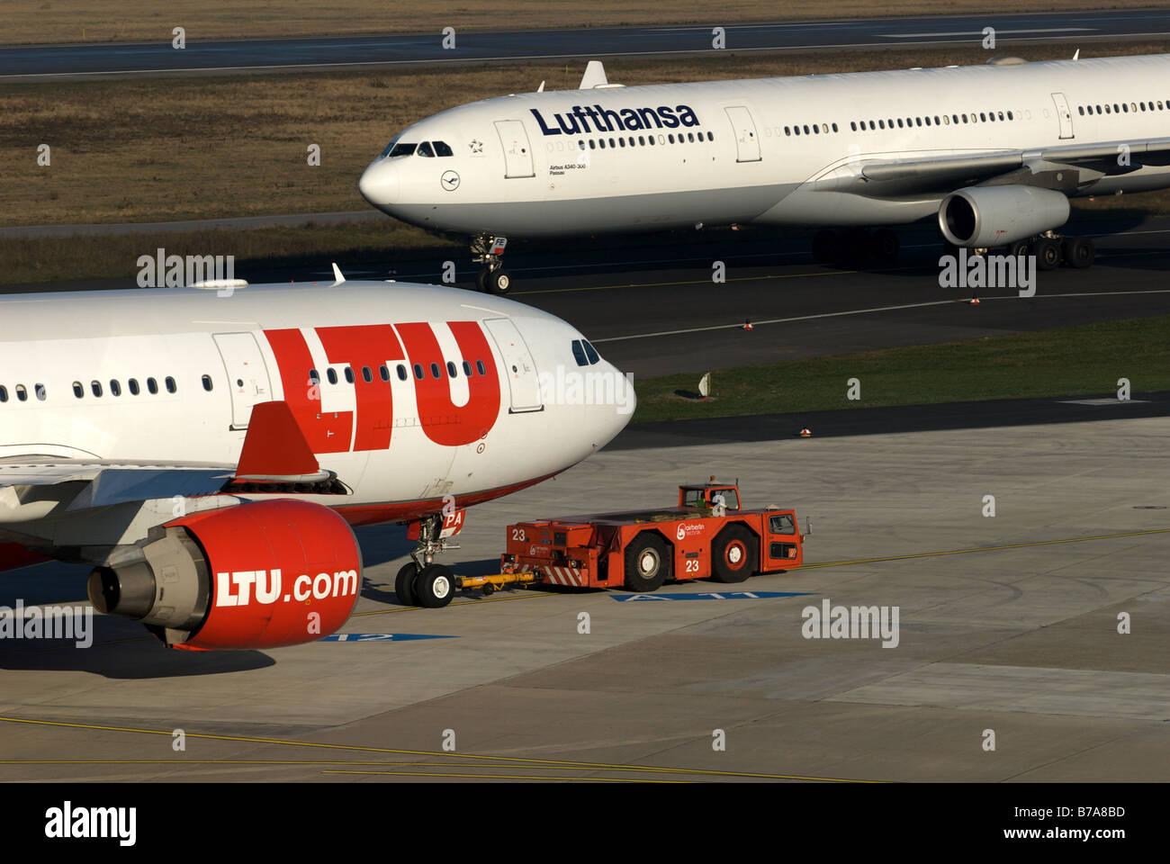 LTU Airbus A340-300 und Lufthansa-Airbus A340-300, Flughafen Düsseldorf, Nordrhein-Westfalen, Deutschland. Stockfoto