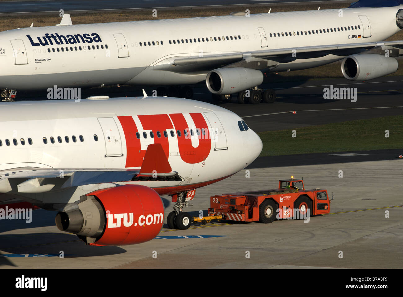 LTU Airbus A340-300 und Lufthansa-Airbus A340-300, Flughafen Düsseldorf, Nordrhein-Westfalen, Deutschland. Stockfoto