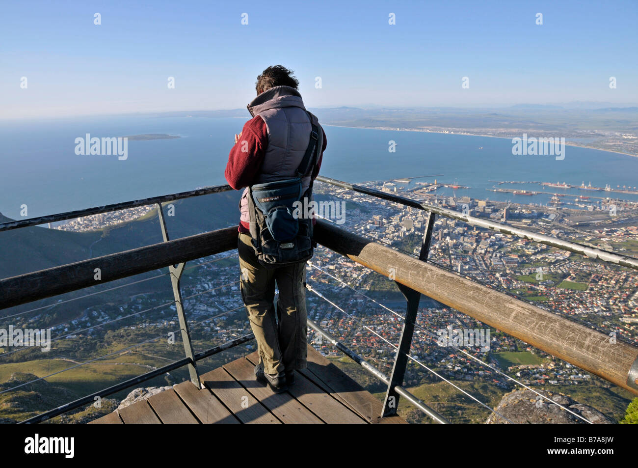 Frau mit Blick auf Kapstadt vom Gipfel des Tafelbergs, Südafrika Stockfoto