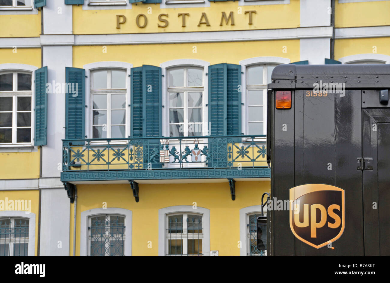 United Parcel Service UPS vor der Hauptpost, Hauptpostamt in Bonner Palais Fürstenberg, Nordrhein-Westphal Stockfoto