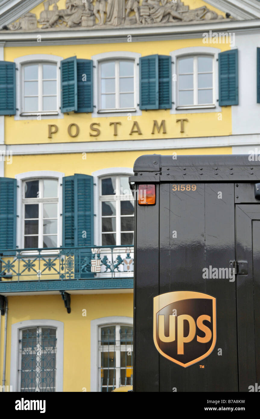 United Parcel Service UPS vor der Hauptpost, Hauptpostamt im Palais Fürstenberg, Bonn, Nordrhein-Westpha Stockfoto
