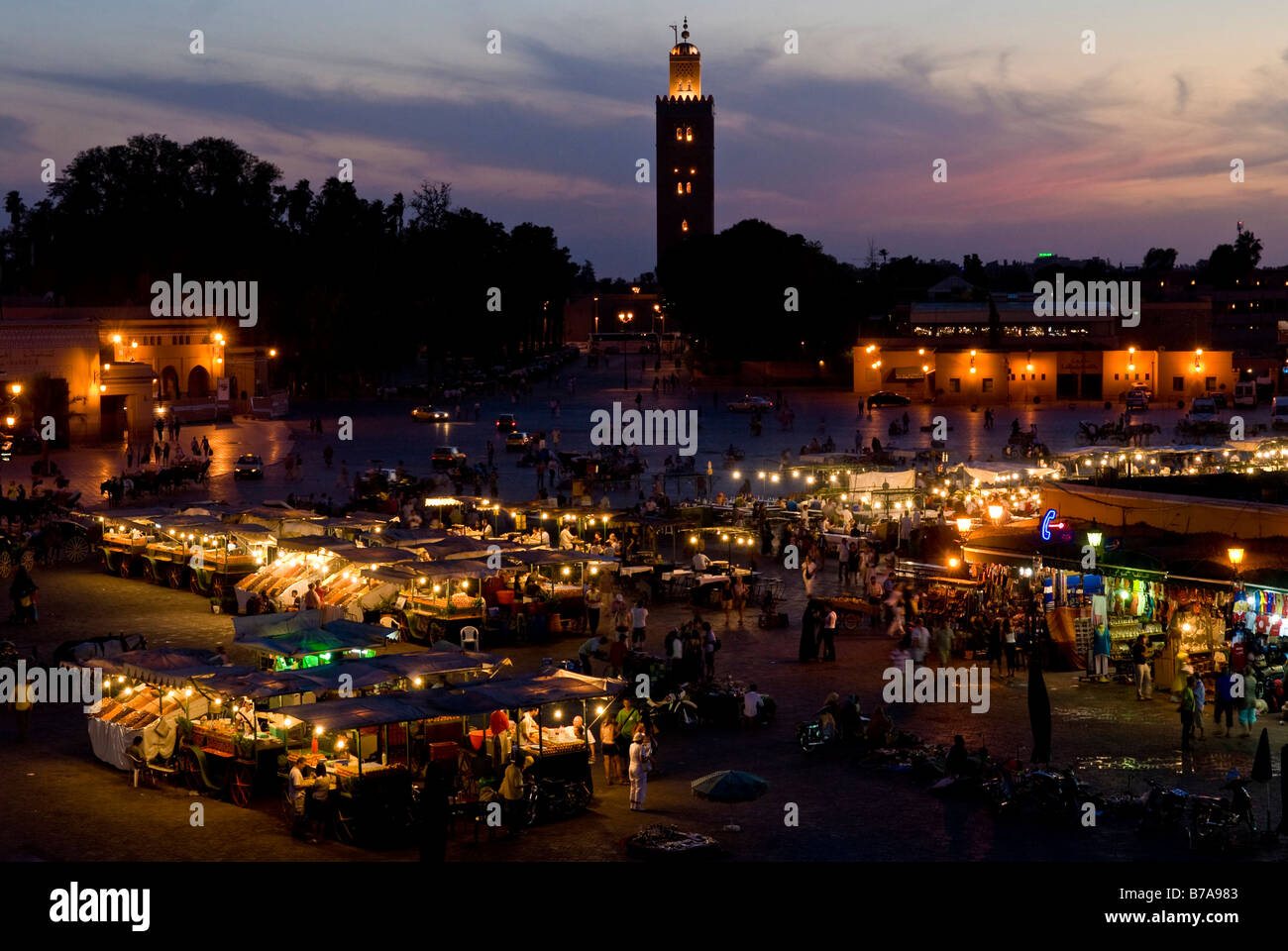 Wichtigsten Platz Djemna El Fna mit Koutoubia Moschee bei Sonnenuntergang in Marrakesch, Marokko, Afrika Stockfoto