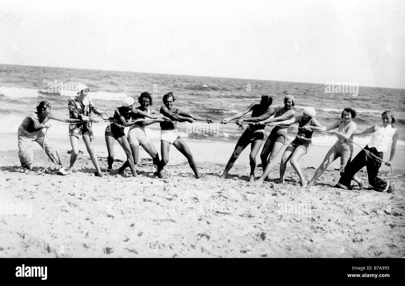 Historisches Foto, Gruppe von Menschen am Strand, ca. 1920 Stockfoto