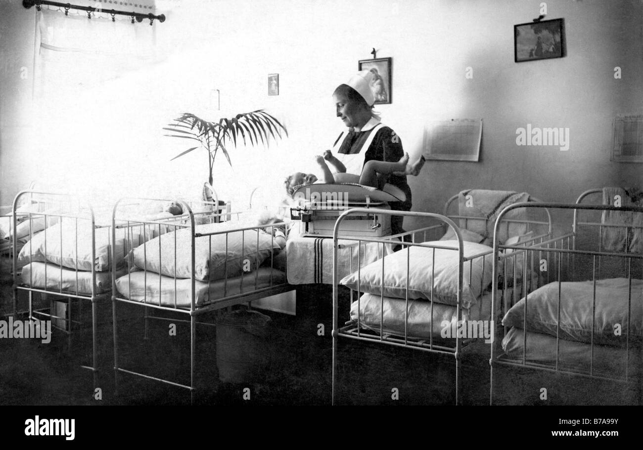 Historisches Foto, Krankenschwester und Baby im Krankenhaus, ca. 1910 Stockfoto