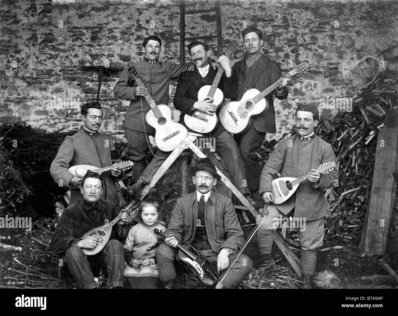 Historisches Foto, Musikgruppe bestehend nur aus Männern, ca. 1920 Stockfoto