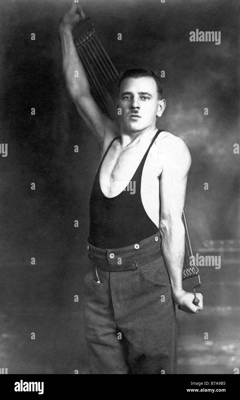 Historisches Foto, Mann mit Expander, Fitness-Utensil, ca. 1920 Stockfoto
