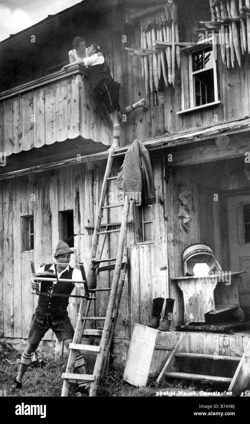 Historisches Foto, "Alpenszenen" Mann Klettern durch seine Liebste Fenster, ca. 1930 Stockfoto