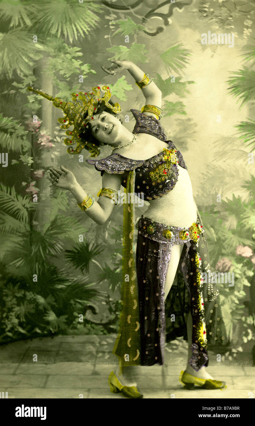 Historisches Foto, europäische Frau verkleidet als Indonesisch oder Thai Tempel Tänzerin, ca. 1910 Stockfoto
