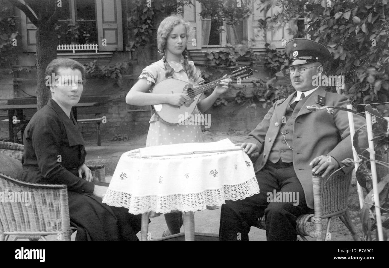 Historisches Foto, Eltern mit Tochter, die Wiedergabe von Musik, ca. 1915 Stockfoto