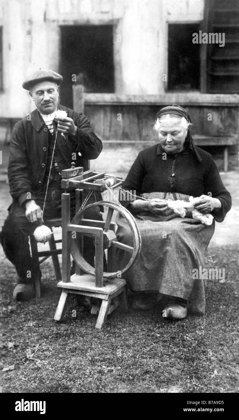 Historisches Foto Menschen Helfen Seine Frau Ca 1920 historisches-foto-menschen-helfen-seine-frau-ca-1920