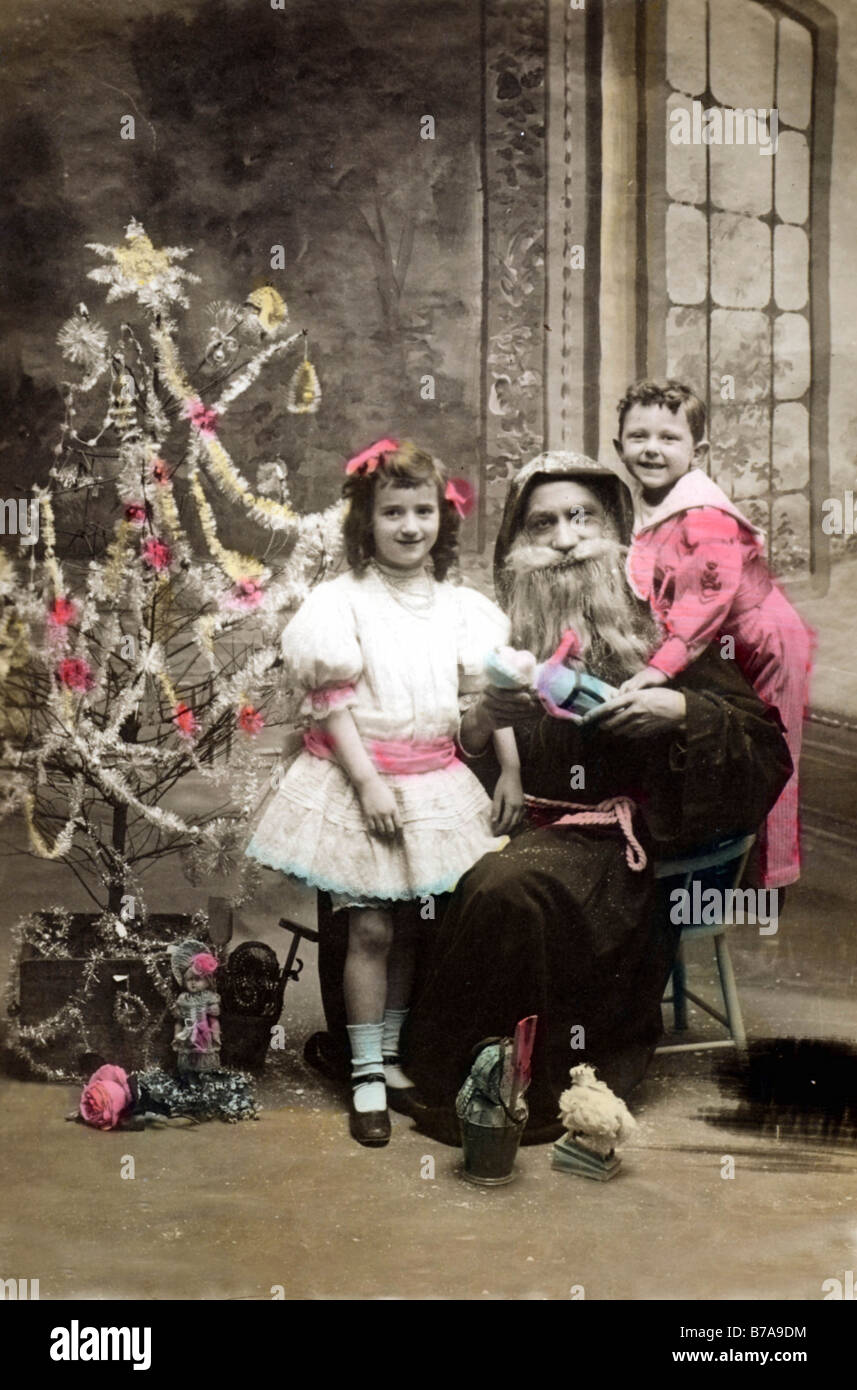 Historisches Foto, Weihnachtsmann mit Kindern, ca. 1915 Stockfoto