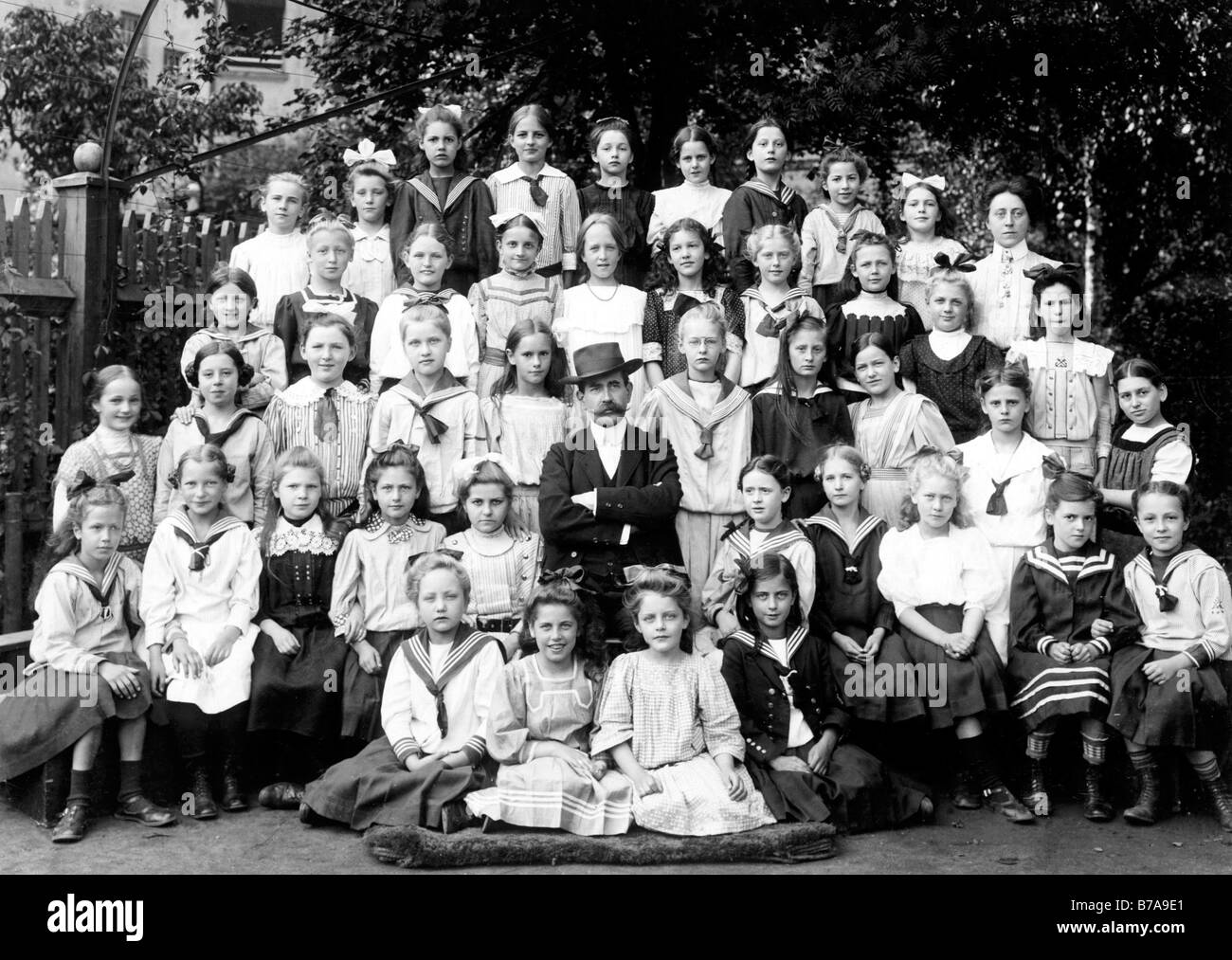 Historisches Foto Schulklasse Mädchen mit Lehrer, 1909 Stockfoto