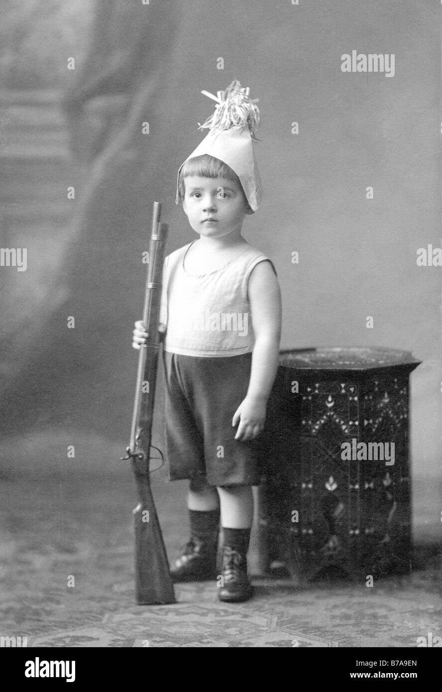 Historisches Foto, der kleine Soldat, ca. 1910 Stockfoto