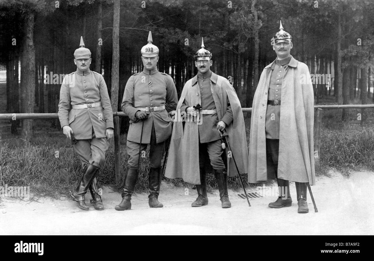 Historisches Foto, Erster Weltkrieg, Offiziere der Infanterie-Regimenter, die zweite von Links trägt Ribbon bar EK II, ca. 1916 Stockfoto