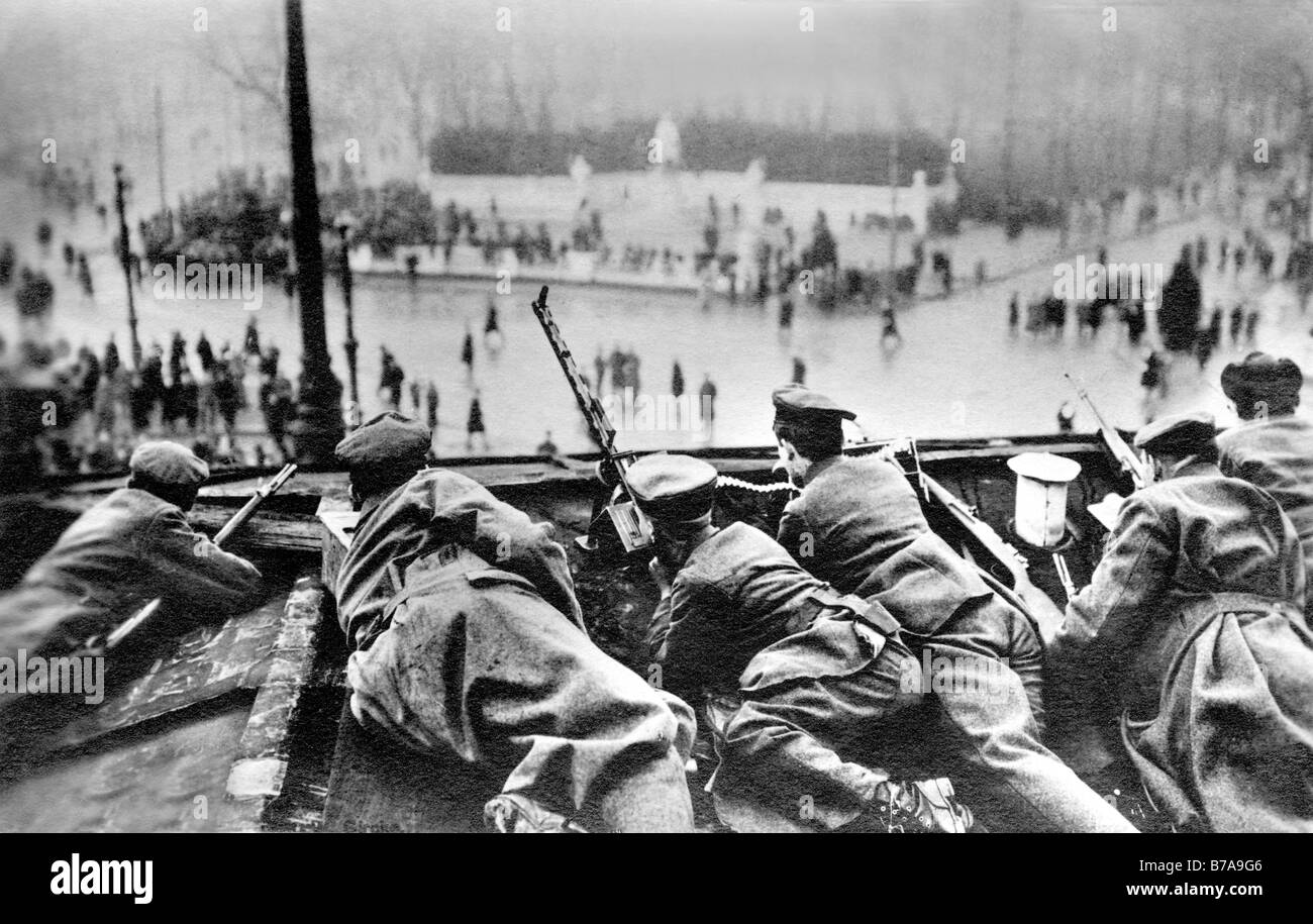 Historisches Foto, Unruhen unter dem Brandenburger Tor im März 1919, Scharfschützen, Berlin, Deutschland, Europa Stockfoto