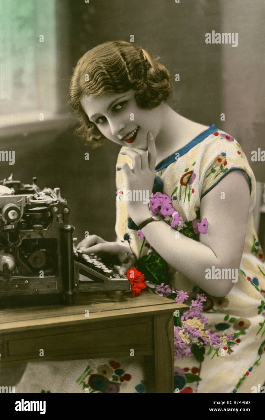 Historisches Foto, Frau mit Schreibmaschine, ca. 1910 Stockfoto
