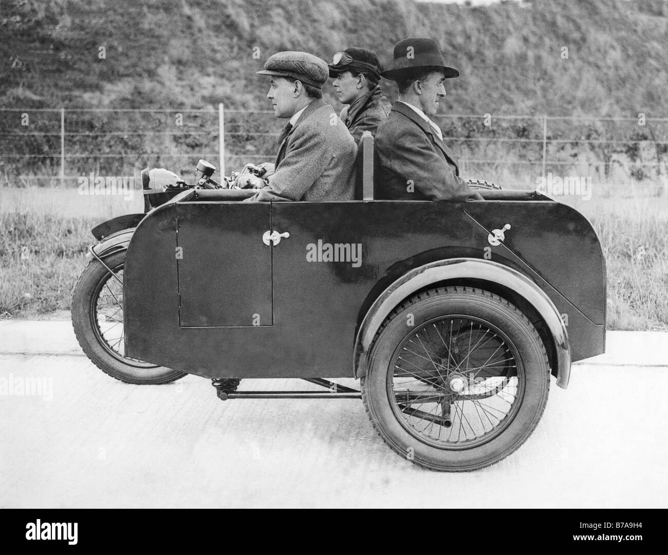 Historisches Foto, drei Männer Reiten ein Dreirad, ca. 1920 Stockfoto