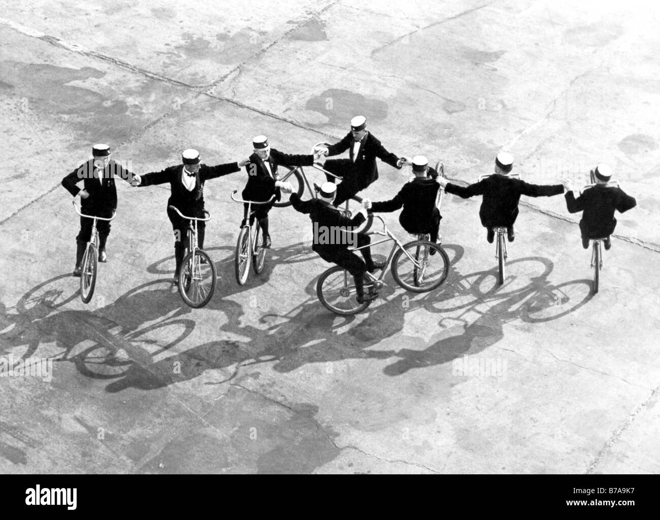 Historisches Bild, Akrobaten, Fahrradfahren, getroffen um 1925 Stockfoto