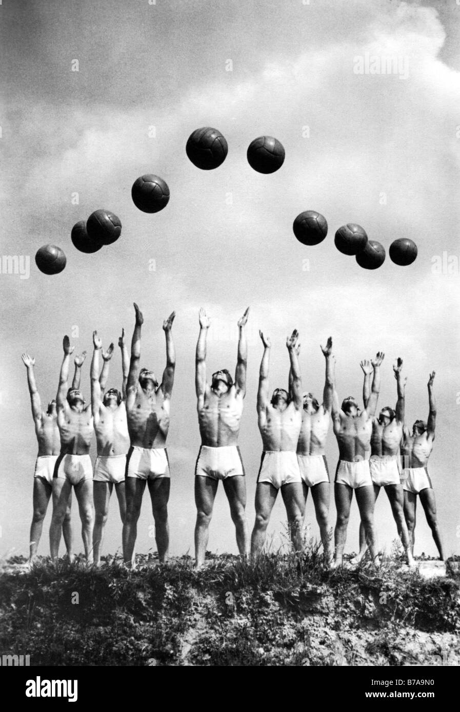 Historisches Foto, Ball Gymnastik, ca. 1940 Stockfoto