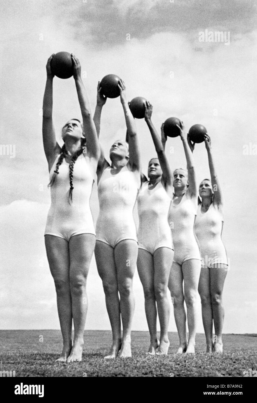 Historisches Foto, Ball Gymnastik, ca. 1940 Stockfoto