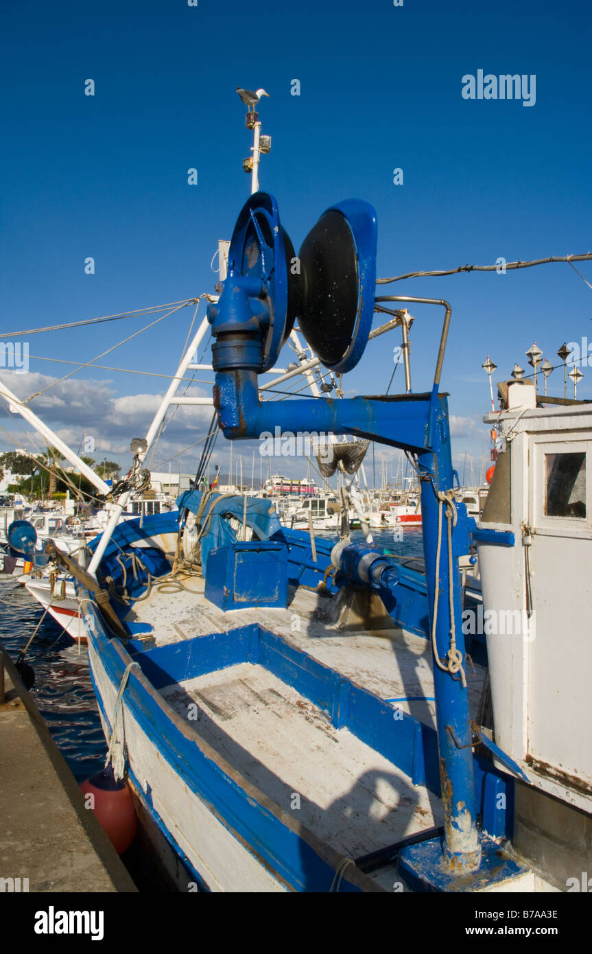 Winde Guide Rad Net Schlepper auf einem kommerziellen Fischfang Boot Trawler Garrucha Hafen Almeria Spanien Stockfoto