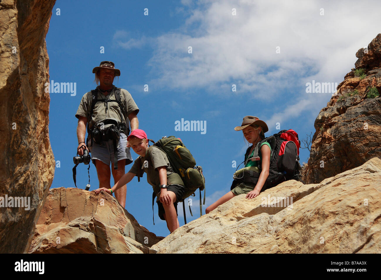 Eine Gruppe von Wanderern auf einem Felsenrücken Stockfoto