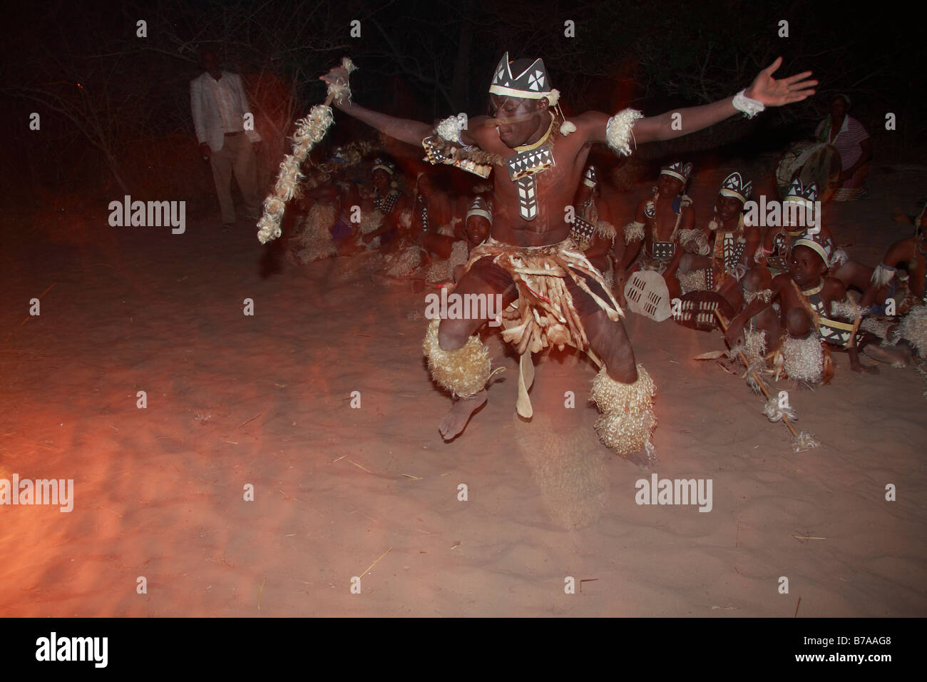Tonga Tänzer während einer im freien Abend Tanz-Performance für Touristen Stockfoto