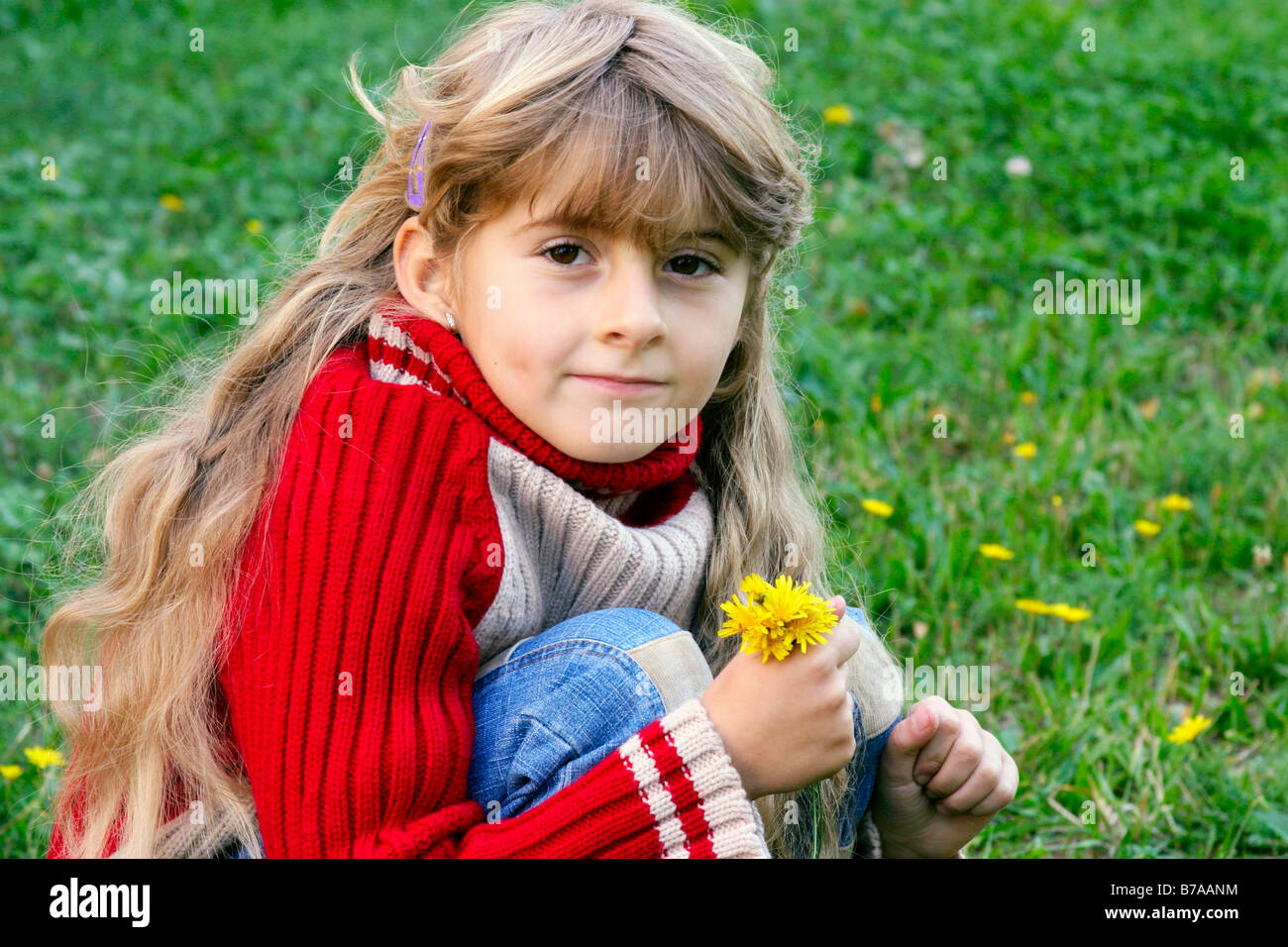 Junges Mädchen Blumen pflücken Stockfoto