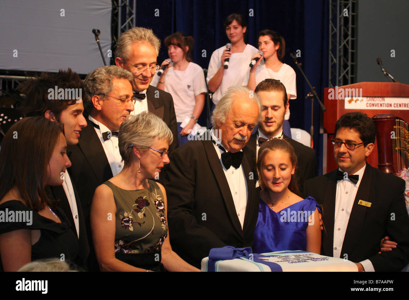 Anwalt George Bizos mit einer Gruppe von Gästen bei einer Fundraising-Veranstaltung in Johannesburg (November 2008) Stockfoto