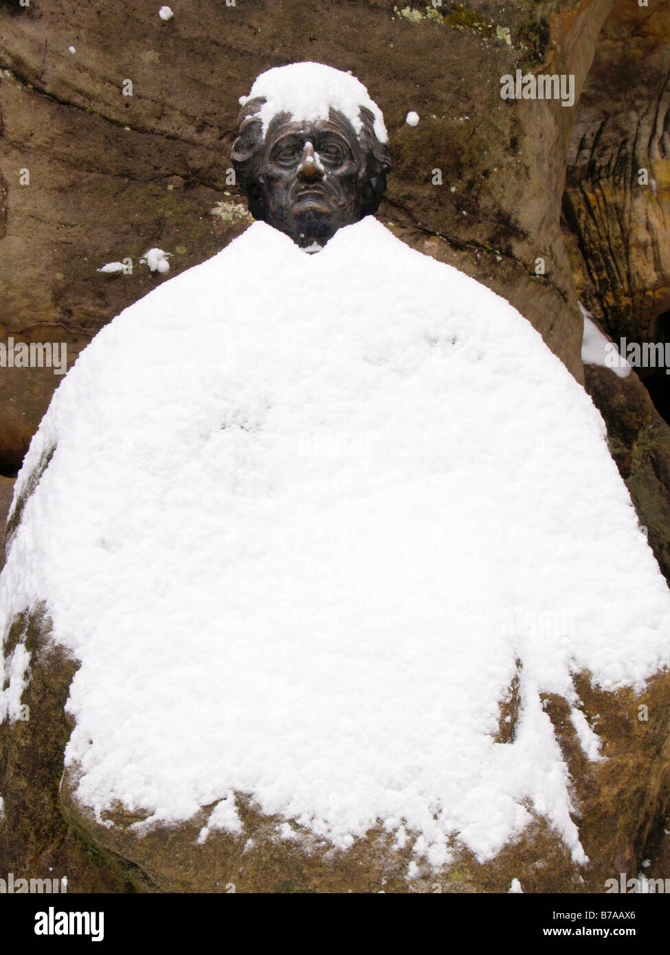 Statue von j.w, schneebedeckt, Adersbach (Adrspasske Reserwationgrenzen), Adersbach, Broumovsko Naturschutzgebiet Landschaft, Nach Stockfoto