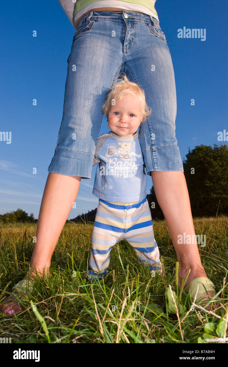 1 Jahr altes Babymädchen und 33 Jahre alte Mutter Stockfoto