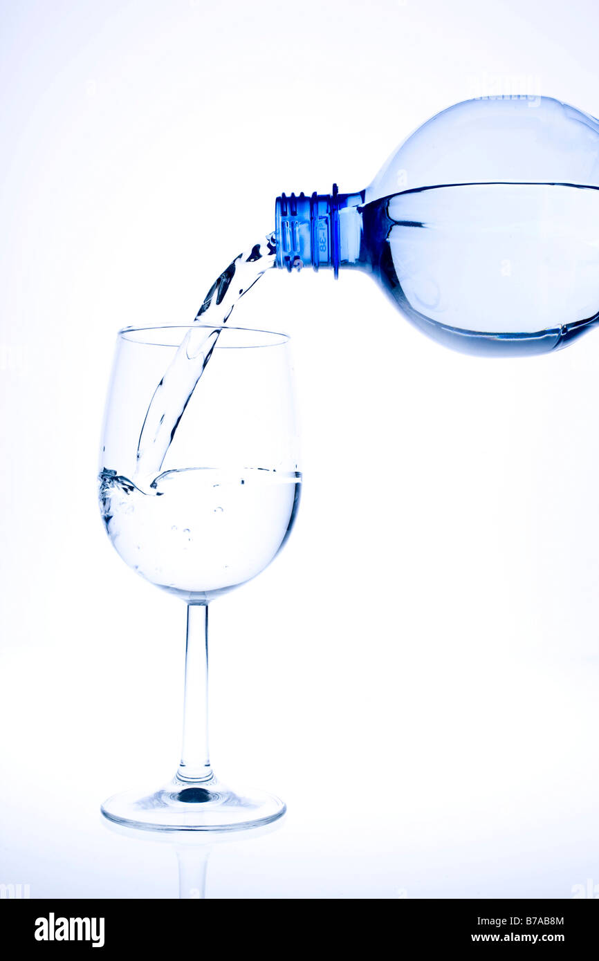 Frisches Wasser gießen in ein Glas Stockfoto