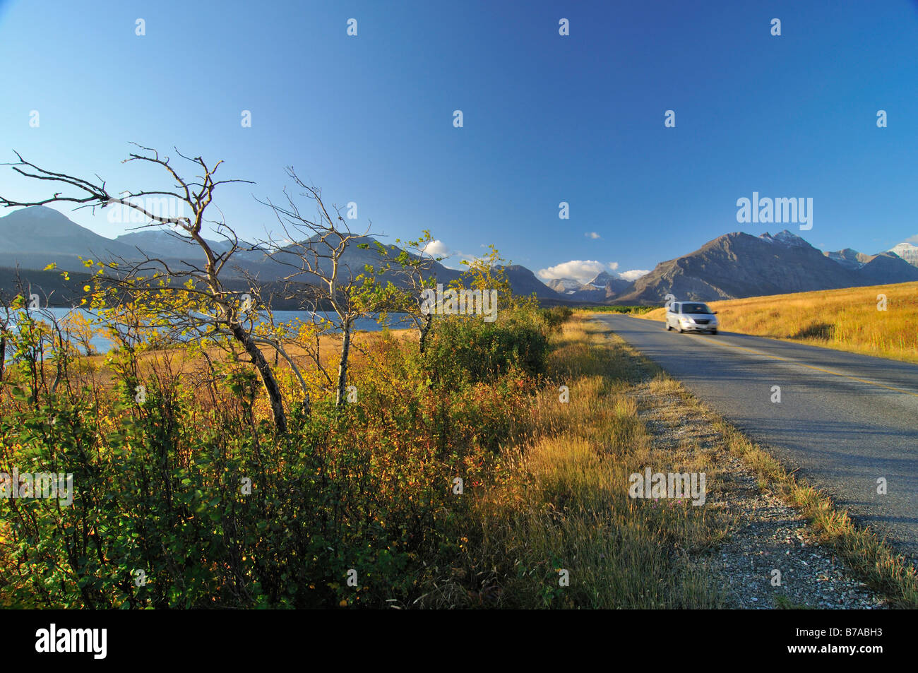 Auto on Going to the Sun Road, Glacier National Park, Montana, USA, North America Stockfoto