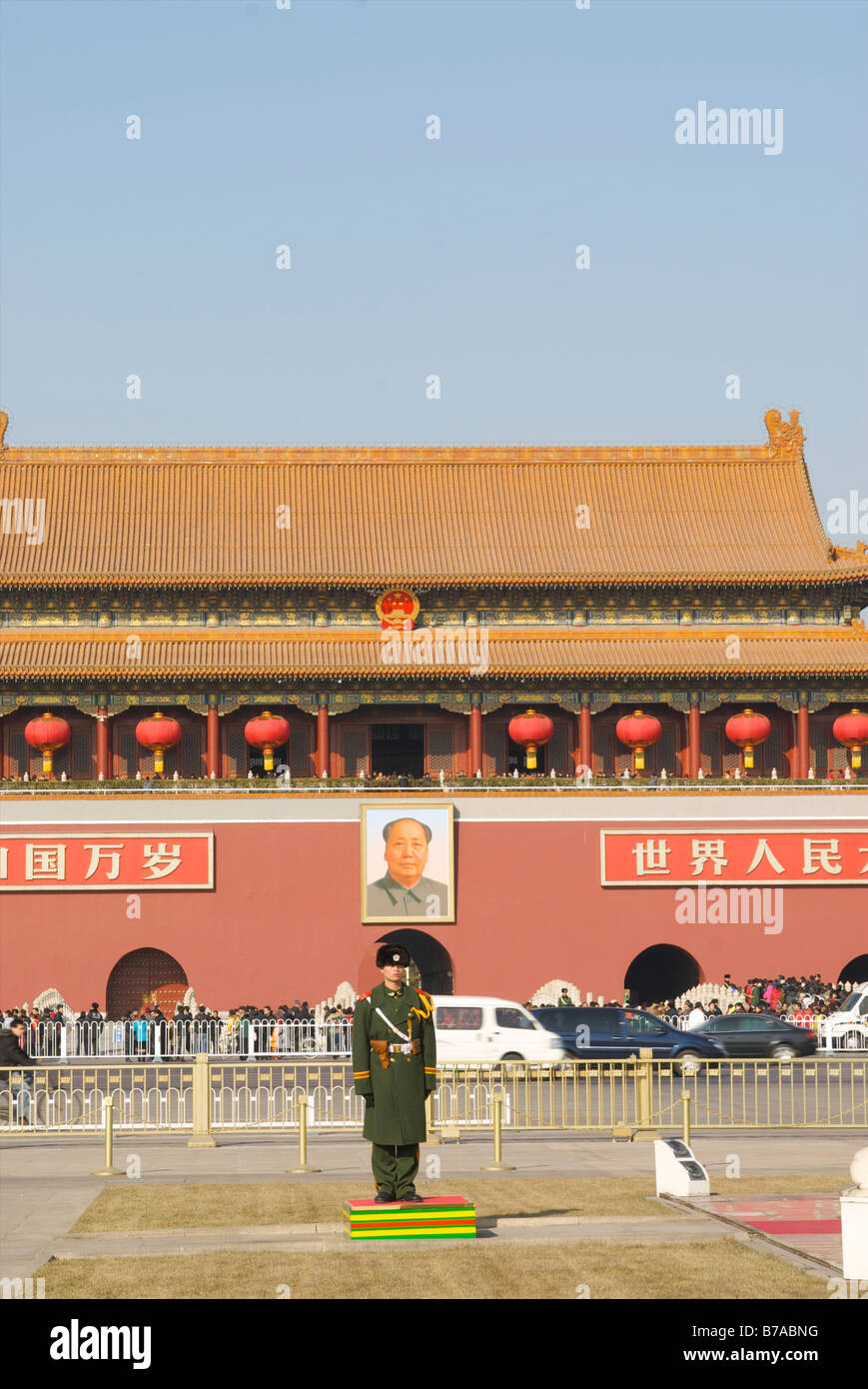 Eine Polizei stehen auf dem Tian An Men Platz in Peking China Stockfoto