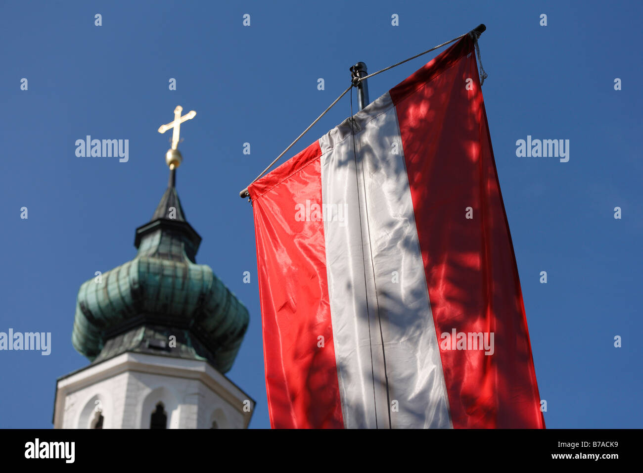 Österreichische Flagge hängt vor einer Kirche in Grinzing, Wien, Österreich, Europa Stockfoto