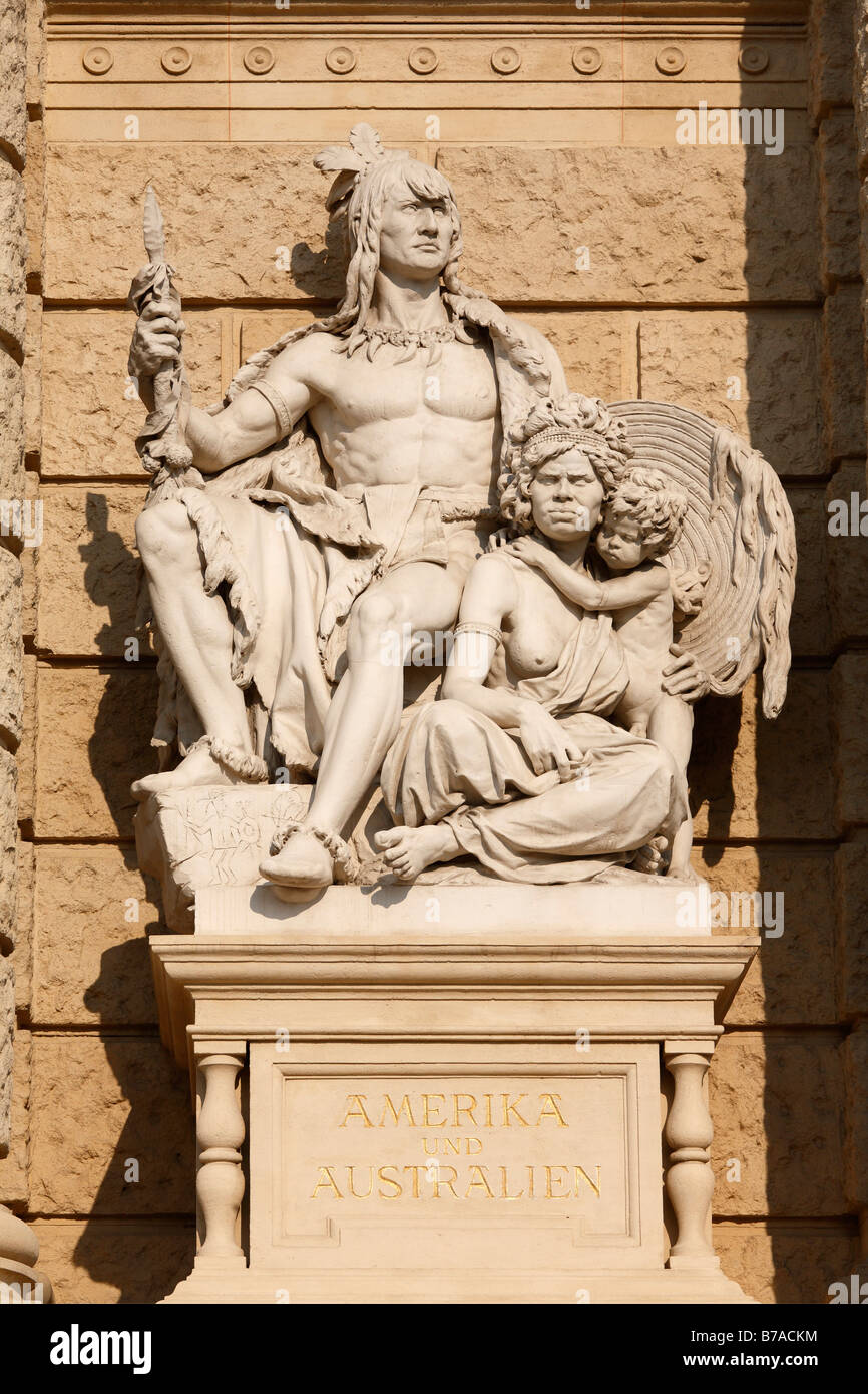 Symbolfiguren aus Amerika und Australien an der Fassade des Natural History Museum, Wien, Österreich, Europa Stockfoto