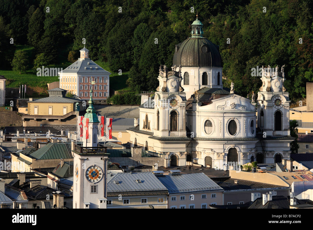 Historischen Stadtteil von Salzburg mit Rathausturm und Kollegienkirche Kirche, Universität Kirche, Österreich, Europa Stockfoto