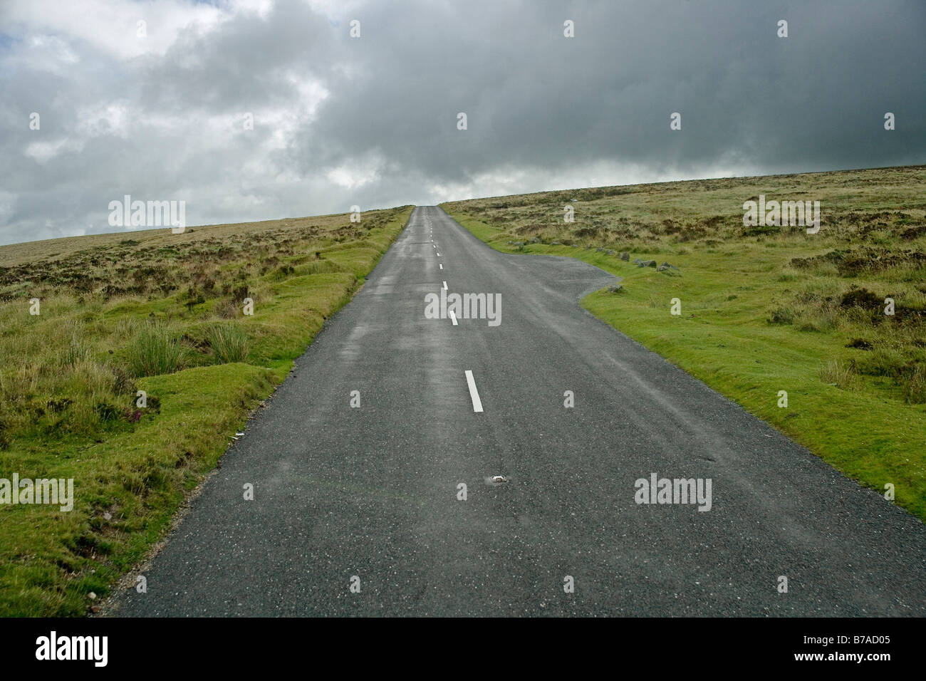 Straße mit einem vorbeifahrenden Bucht im Nationalpark Dartmoor, Devon, England, Großbritannien, Europa Stockfoto