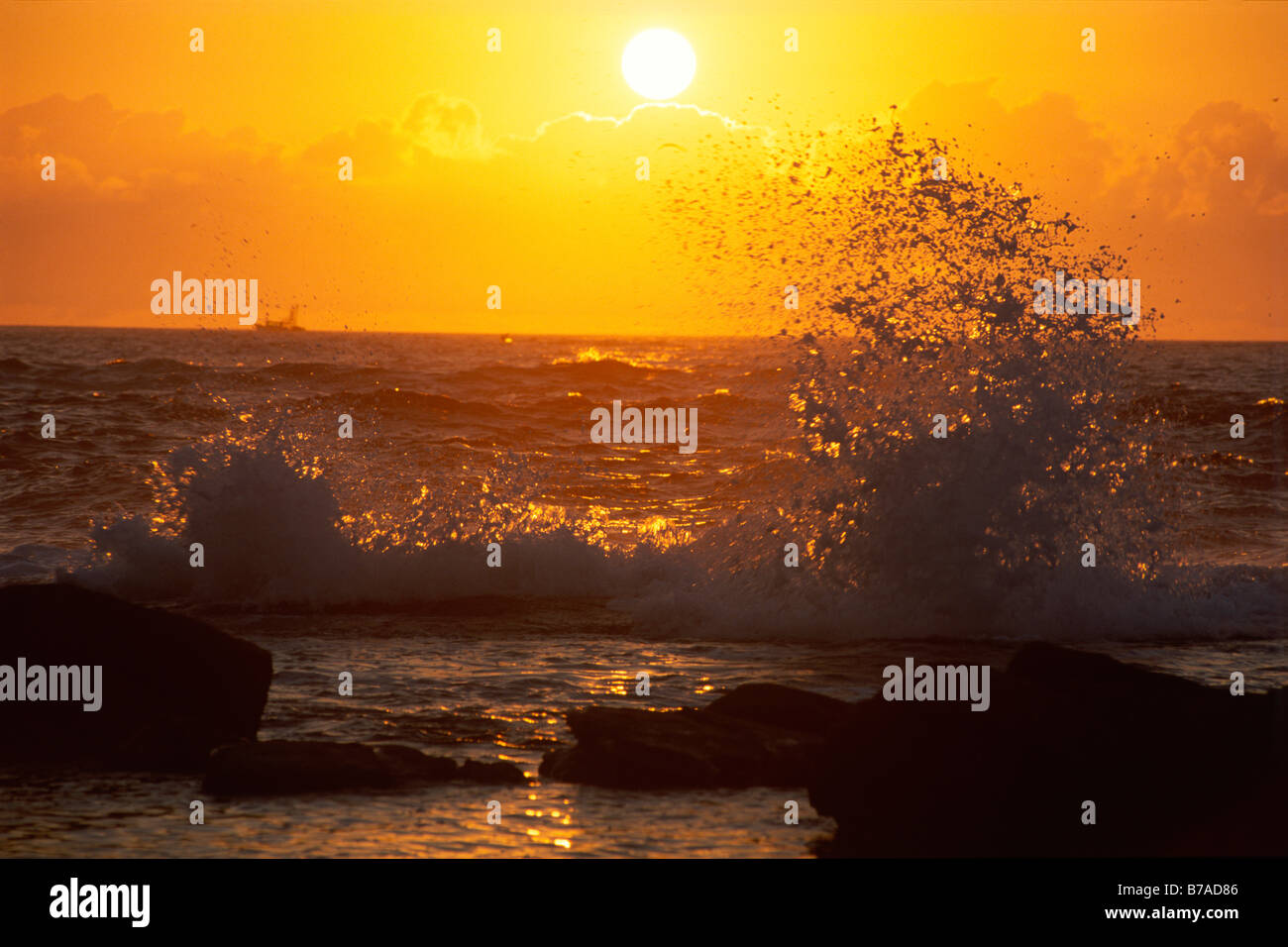 Wellen und Brandung bei Sonnenuntergang in Bundjalung National Park, New-South.Wales, Australien Stockfoto